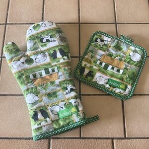 Green Ireland Oven Mitt and Pot Holder Set